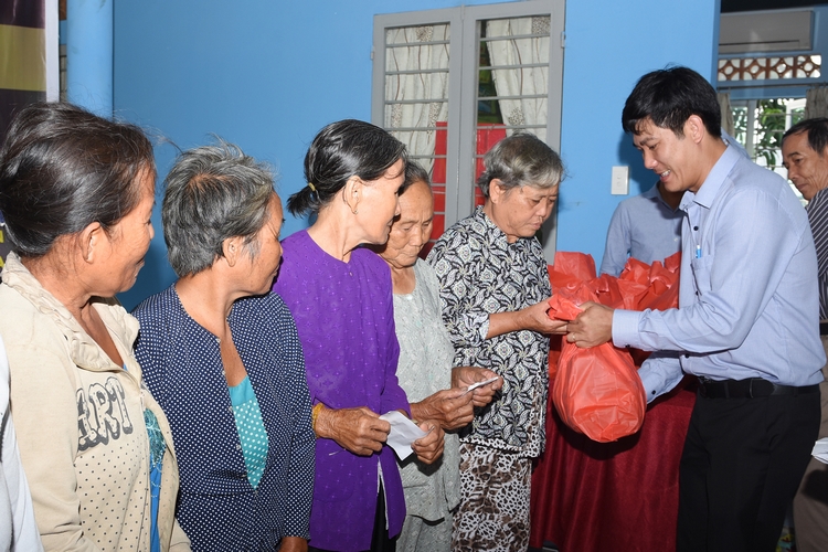 Công ty TNHH MTV Quế Lâm Long An trao tặng 200 phần quà và 1.000 quyển vở 