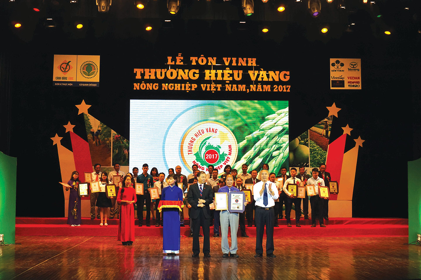 PHÂN BÓN QUẾ LÂM LẦN THỨ 3 LIÊN TIẾP ĐƯỢCVINH DANH THƯƠNG HIỆU VÀNG NÔNG NGHIỆP VIỆT NAM 